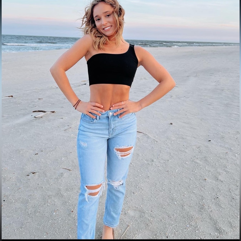 selling these jeans!! so cute worn a few times :)